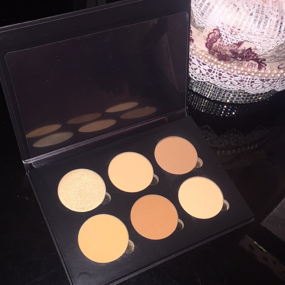 Anastasia Beverly Hills contour powder kit!! 💞 - Picture 1 of 5